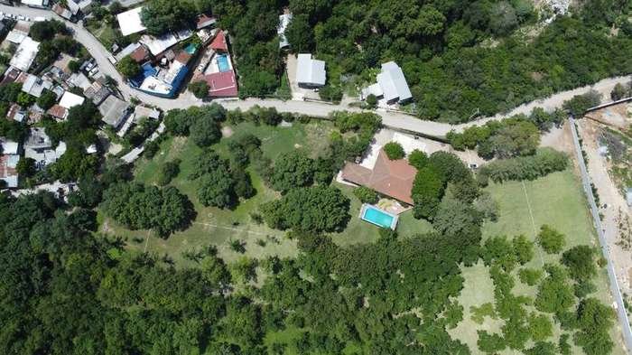Vista aérea de terrenos residenciales rodeados de naturaleza en Nuevo León